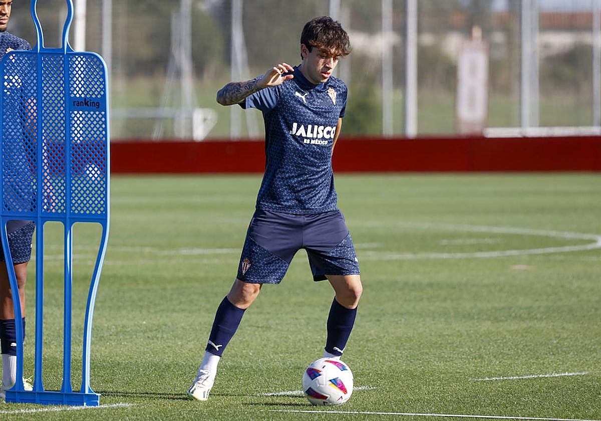 Jordan Carrillo en un entrenamiento del Sporting.