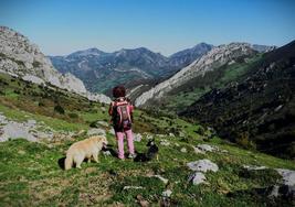 La filosofía del Encuentro, organizado por la Asociación Cultural Camín de Mieres, es acercar lugares asequibles, pero no por ello menos impresionantes, a los amantes del montañismo y el senderismo