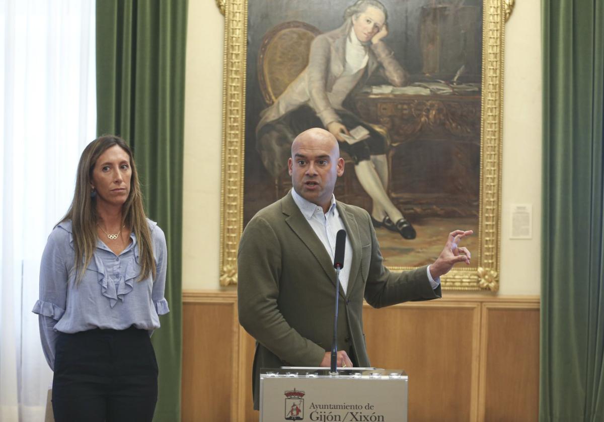 Los tenientes de alcaldesa, Ángela Pumariega y Jesús Martínez Salvador, en la rueda de prensa tras la junta de gobierno.