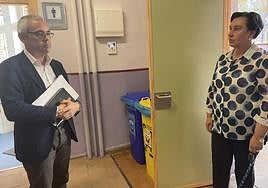 Julio Vallaure y María Rosa Suárez ayer junto al videoportero.