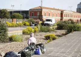 La Policía Local desaloja a 15 sintecho de los terrenos del plan de vías en Gijón