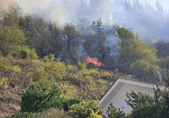 El incendio de Tremao, próximo a las viviendas.