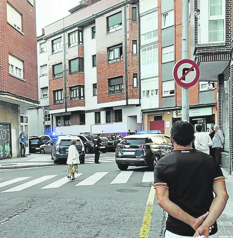 Vehículos policiales en El Llano con motivo de la pelea que enfrentó a dos grupos rivales.