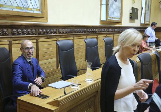 El edil Óliver Suárez, en el pleno en el Ayuntamiento de Gijón esta mañana; a la derecha, Sara Álvarez Rouco.