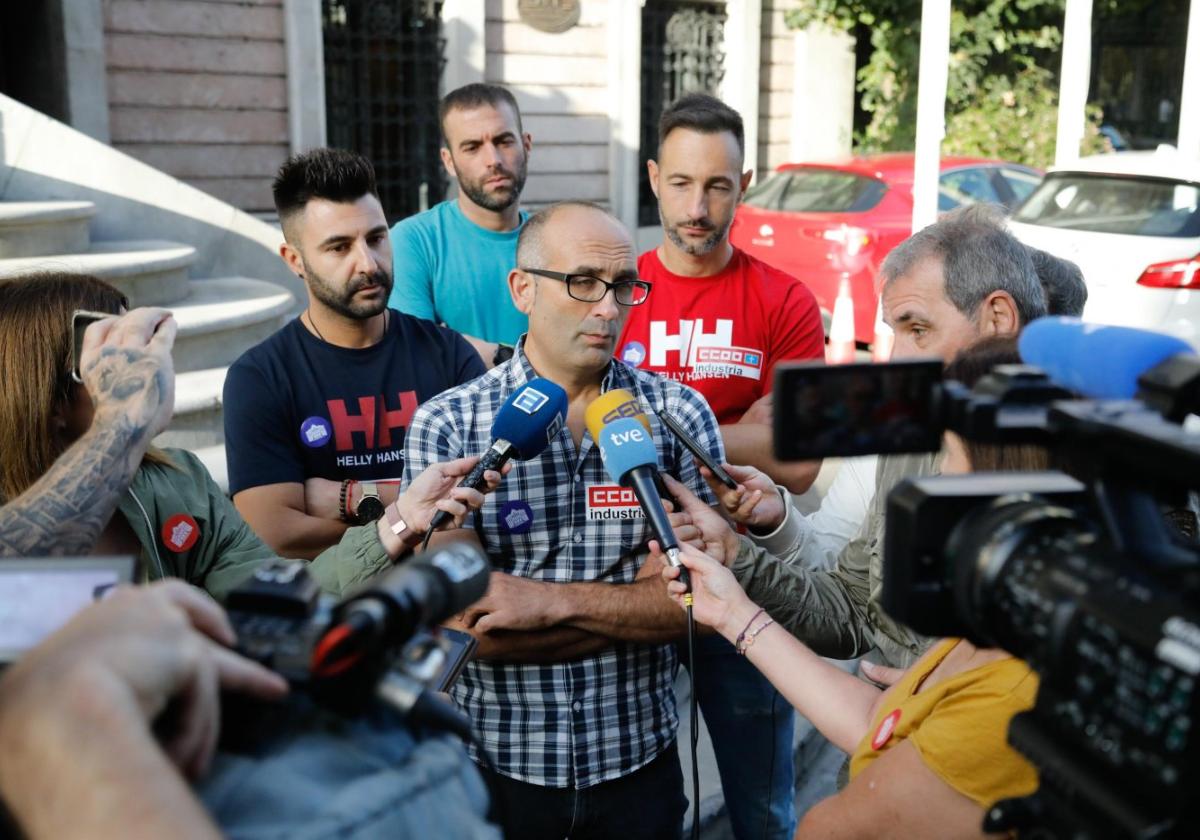 Damián Manzano, con los subcontratados por Hunosa, ayer a las puertas de la Junta.