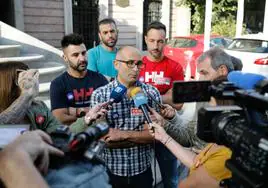 Damián Manzano, con los subcontratados por Hunosa, ayer a las puertas de la Junta.