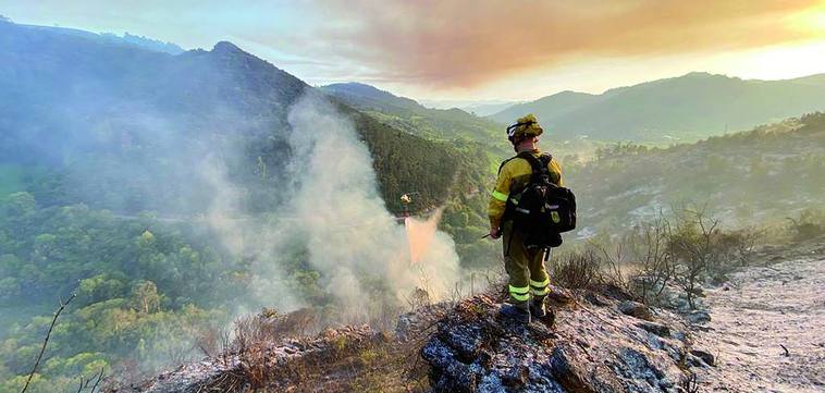 Diez incendios forestales mantienen la alerta en Asturias