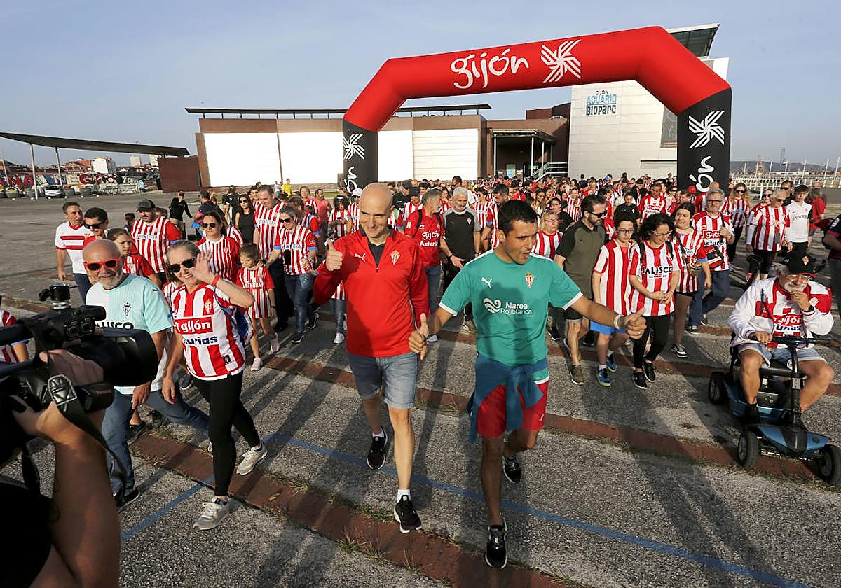 Salida de la Marea Rojiblanca del Acuario, con David Guerra en el centro.