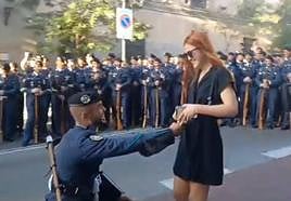 La emotiva pedida de mano de un militar a su novia antes del desfile del 12 de octubre