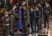 El saludo cómplice de la princesa Leonor a sus compañeros de la Academia Militar durante el besamanos
