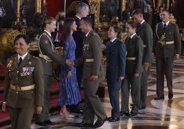 Momento en el que los compañeros de la princes Leonor pasan junto a ella en el Palacio Real.