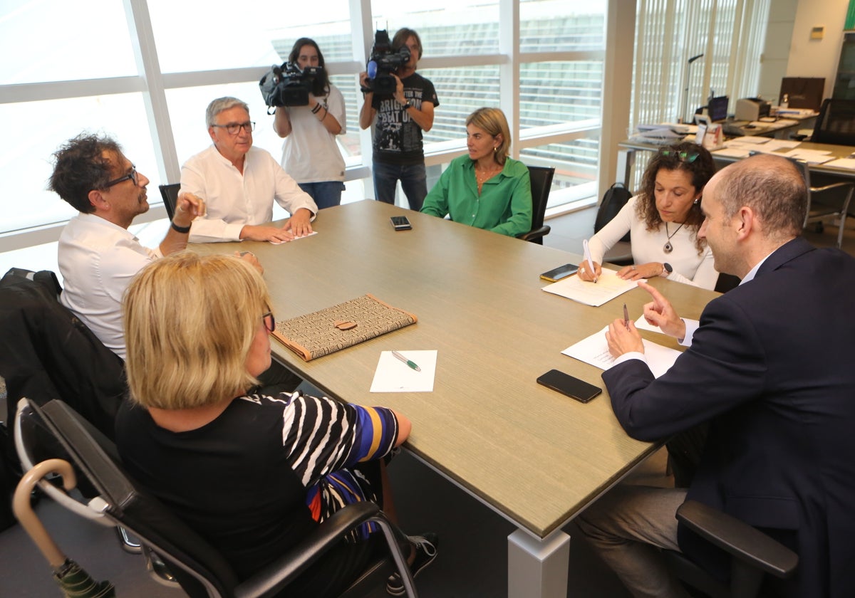 Un momento de la reunión entre la Comisión de Garantías y el viceconsejero de Política Sanitaria