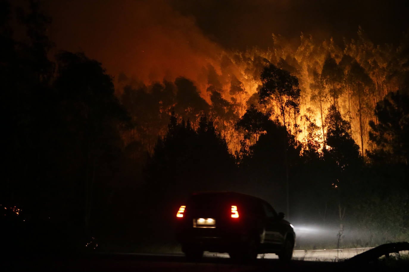 Un pavoroso incendio en Lugo obligar a cerrar la autovía del Cantábrico