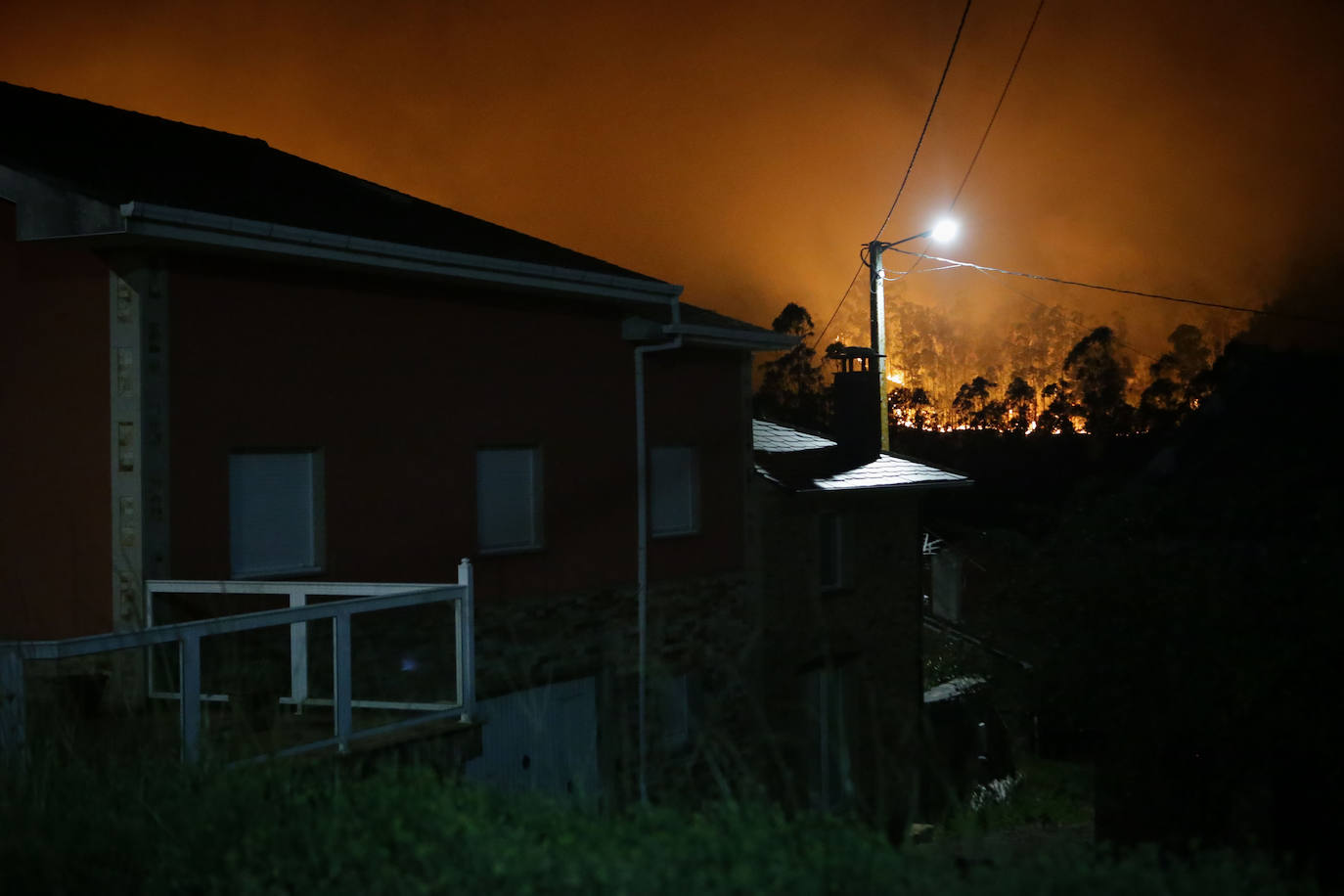 Un pavoroso incendio en Lugo obligar a cerrar la autovía del Cantábrico