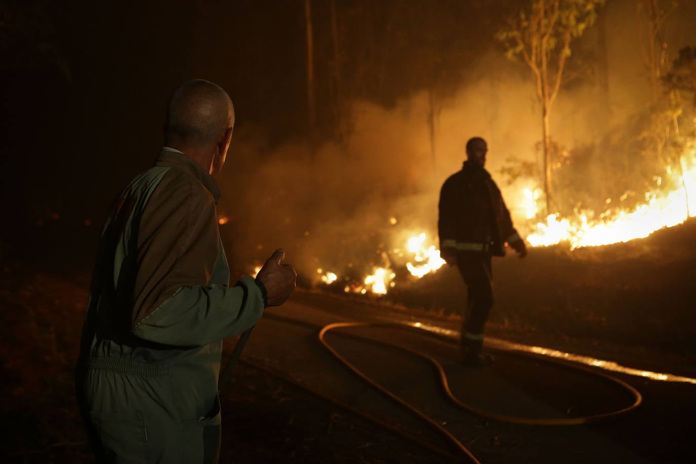 Un pavoroso incendio en Lugo obligar a cerrar la autovía del Cantábrico