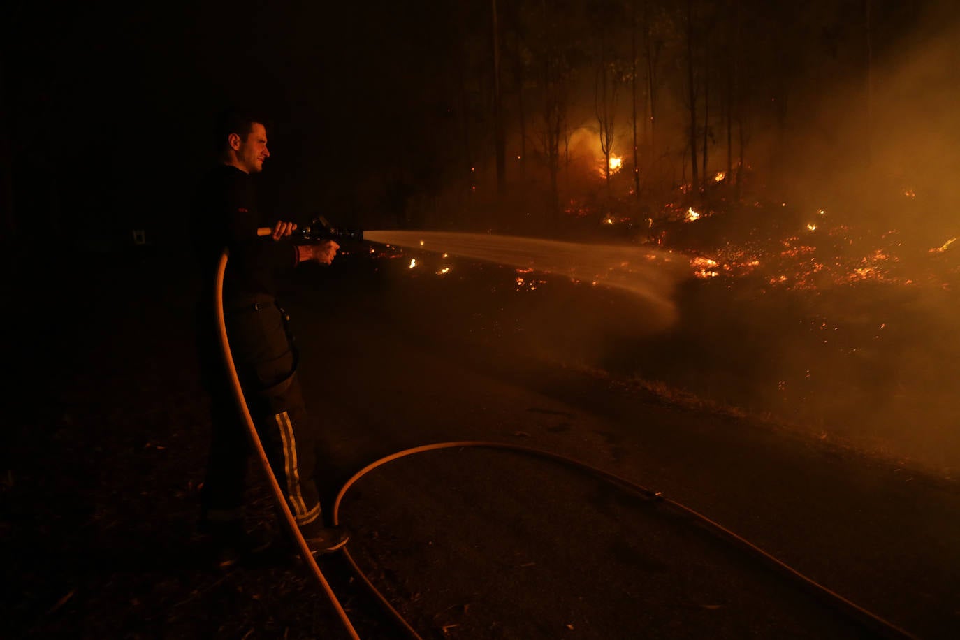 Un pavoroso incendio en Lugo obligar a cerrar la autovía del Cantábrico