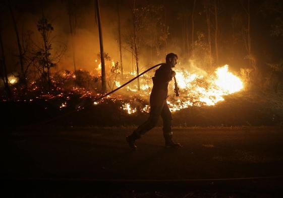 El incendio en Trabada (Lugo) arrasa 100 hectáreas y las llamas se acercan a tres núcleos de población.