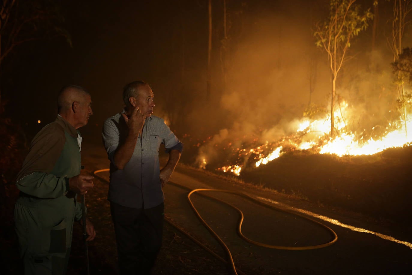 Un pavoroso incendio en Lugo obligar a cerrar la autovía del Cantábrico