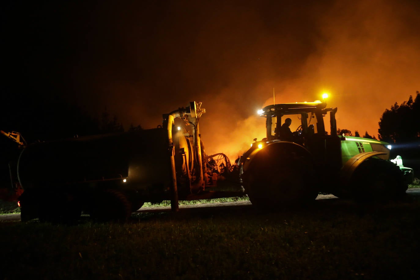 Un pavoroso incendio en Lugo obligar a cerrar la autovía del Cantábrico