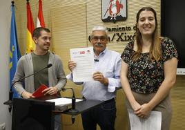 Javier Suárez Llana (IU), Luis Manuel Flórez 'Floro' (PSOE) y Olaya Suárez (Podemos), durante la rueda de prensa de este viernes.