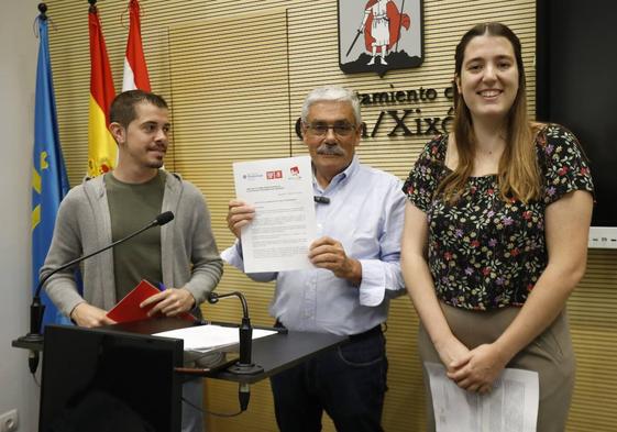 Javier Suárez Llana (IU), Luis Manuel Flórez 'Floro' (PSOE) y Olaya Suárez (Podemos), durante la rueda de prensa de este viernes.