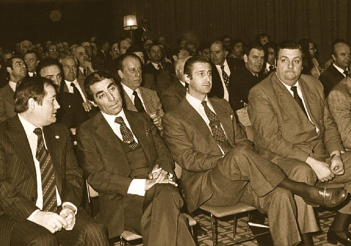 Vega-Arango, acompañado de su secretario de directiva Rafael Murillo, con Santos Campano, del Atlético, a su derecha, y Núñez, entre otros, en la segunda fila.