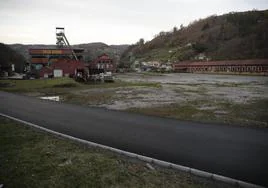 Terrenos anexos a los castilletes del pozo Sotón, entre El Entrego y Sotrondio.