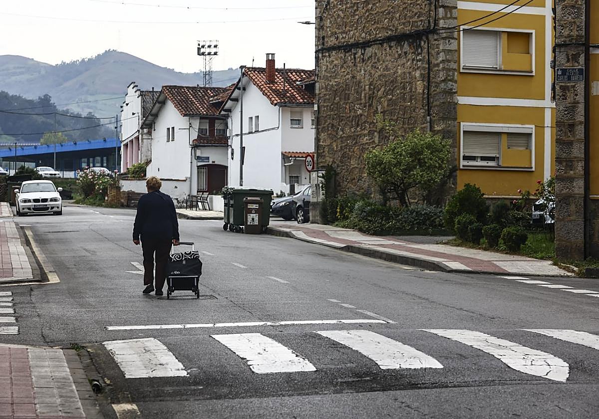 Un vecino paseando por el barrio de El Casal.