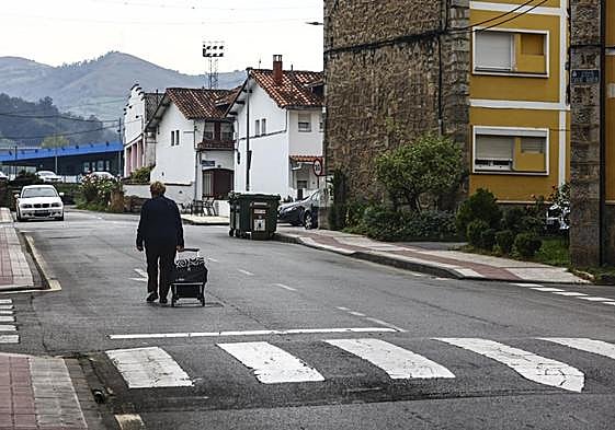 Un vecino paseando por el barrio de El Casal.
