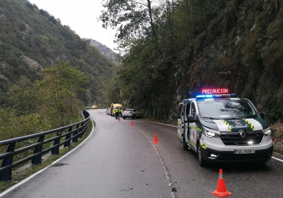 El coche quedó en un lateral de la carretera.