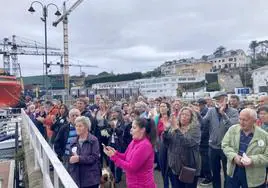 Decenas de personas se concentraron en el puerto deportivo de Figueras en rechazo del nuevo dique .