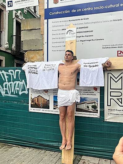 El hostelero Bernardo Álvarez, dueño del Trasteve, 'crucificado' en Grado.