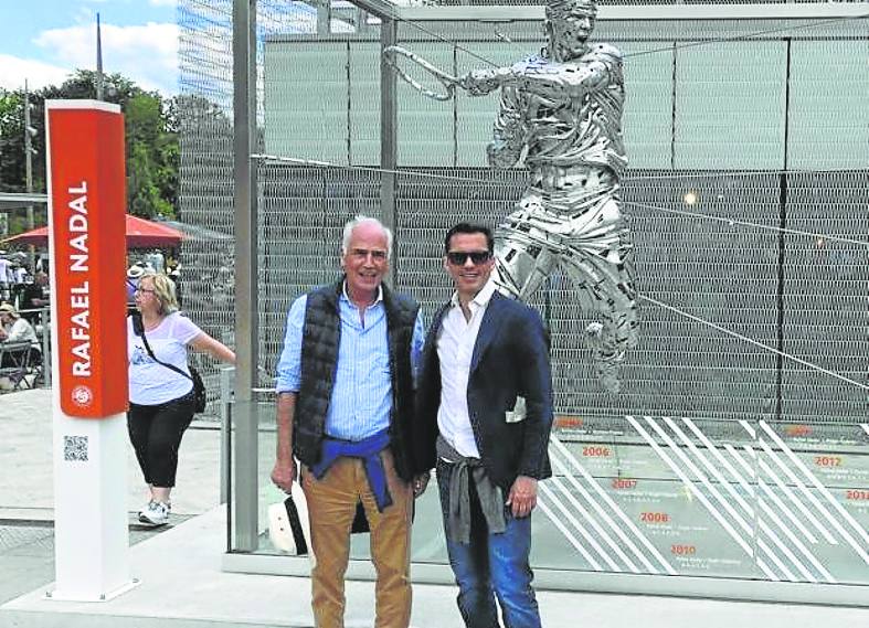 Con su hijo, delante de la estatua de Nadal en Roland Garros