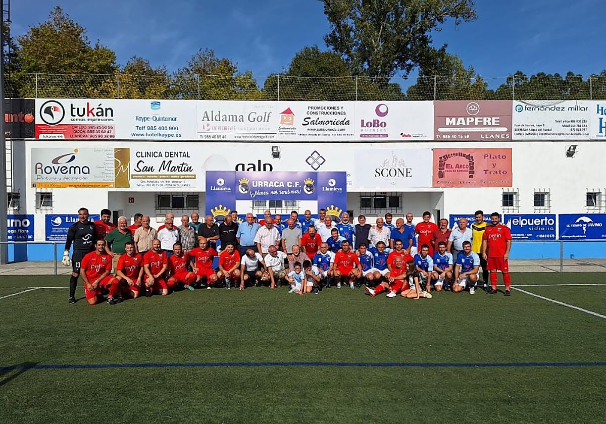 Foto de familia del homenaje celebrado en el campo de La Corredoria.
