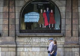 Los ventaneles de Ontier, en la calle Marqués de Santa Cruz, lucen vinilos con la temática de los Premios Princesa de Asturias .