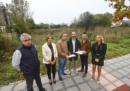 Ignacio Ruiz Latierro; Teresa Álvare; Ovidio Zapico; Ángel García; Daniel Sánchez; y Susana Madera, ayer ante la parcela donde se construirán las viviendas en Lugones.