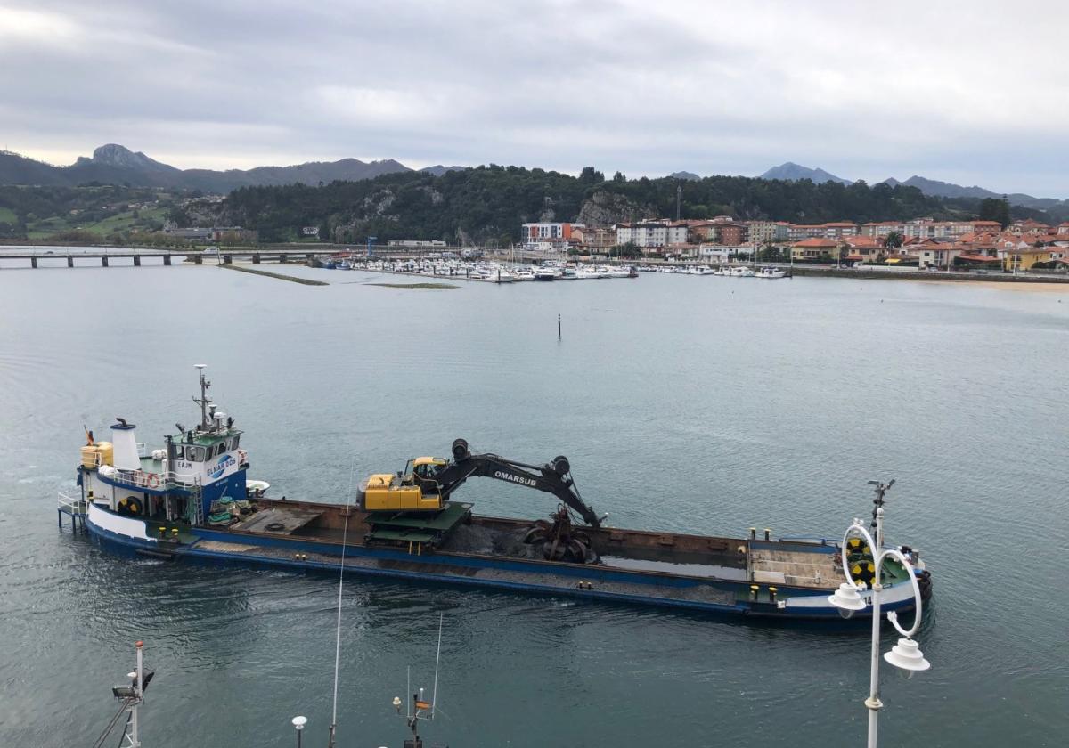 La draga, en Ribadesella, con el puerto deportivo al fondo.