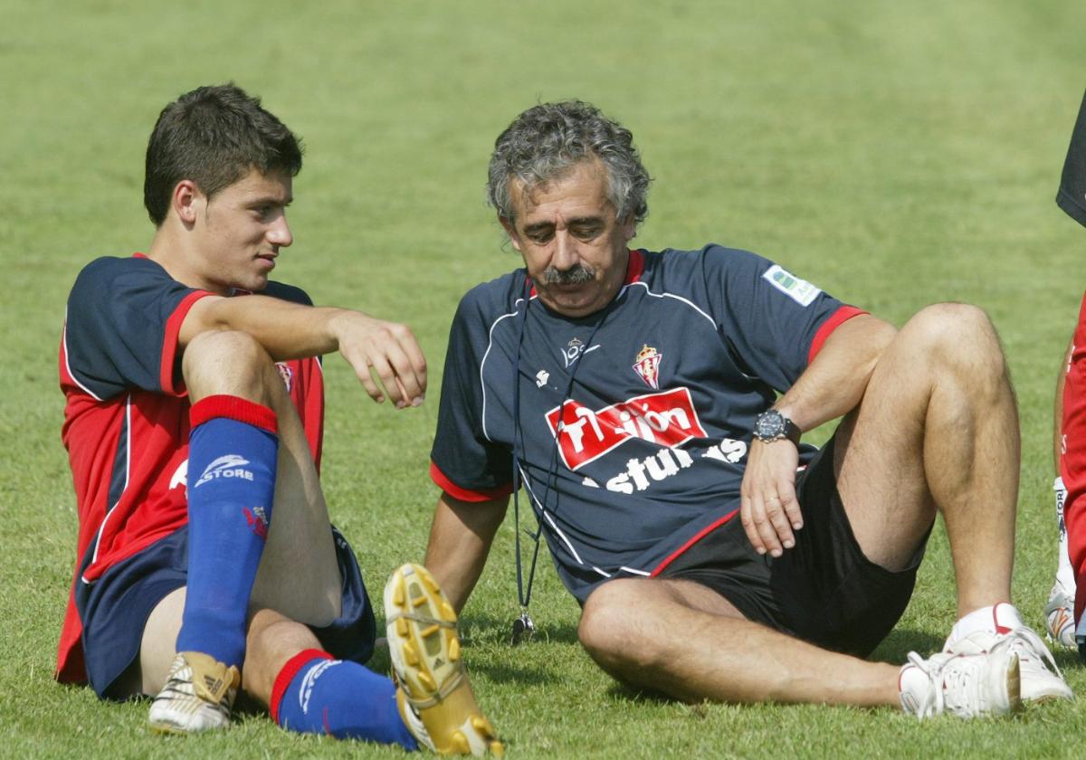 Canella charla con Manolo Preciado en su primera temporada con el primer equipo del Sporting.