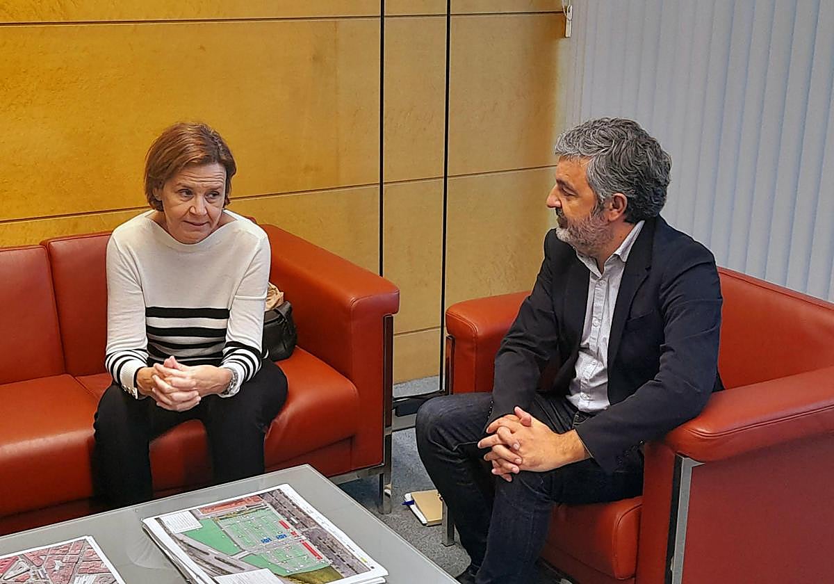 La alcaldesa de Gijón, Carmen Moriyón, y el consejero de Fomento, Alejandro Calvo, durante su reunión.