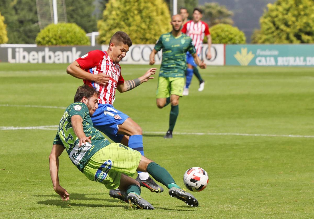 Berto, con el filial rojiblanco, en un duelo reciente ante el Guijuelo en Mareo, en mayo de 2021.