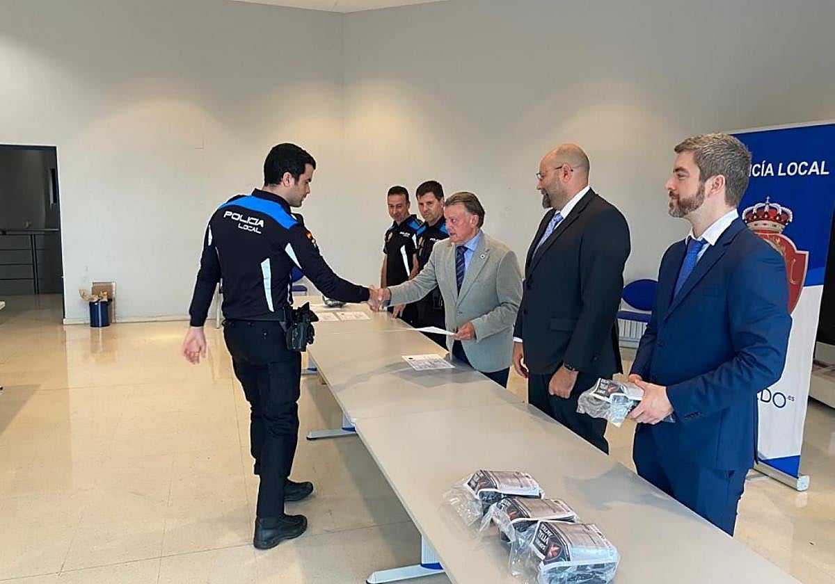 El concejal de Seguridad Ciudadana, José Ramón Prado, felicita y entrega su diploma a uno de los agentes.