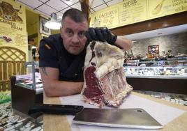 Didier Robles, con una pieza de carne, en 'La esquina de Gijón', en Magnus Blikstad.