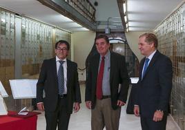 Ángel González, director adjunto de EL COMERCIO, con Luis García Montero e Ignacio Ybarra, ante el legado de EL COMERCIO depositado en la Caja de las Letras.