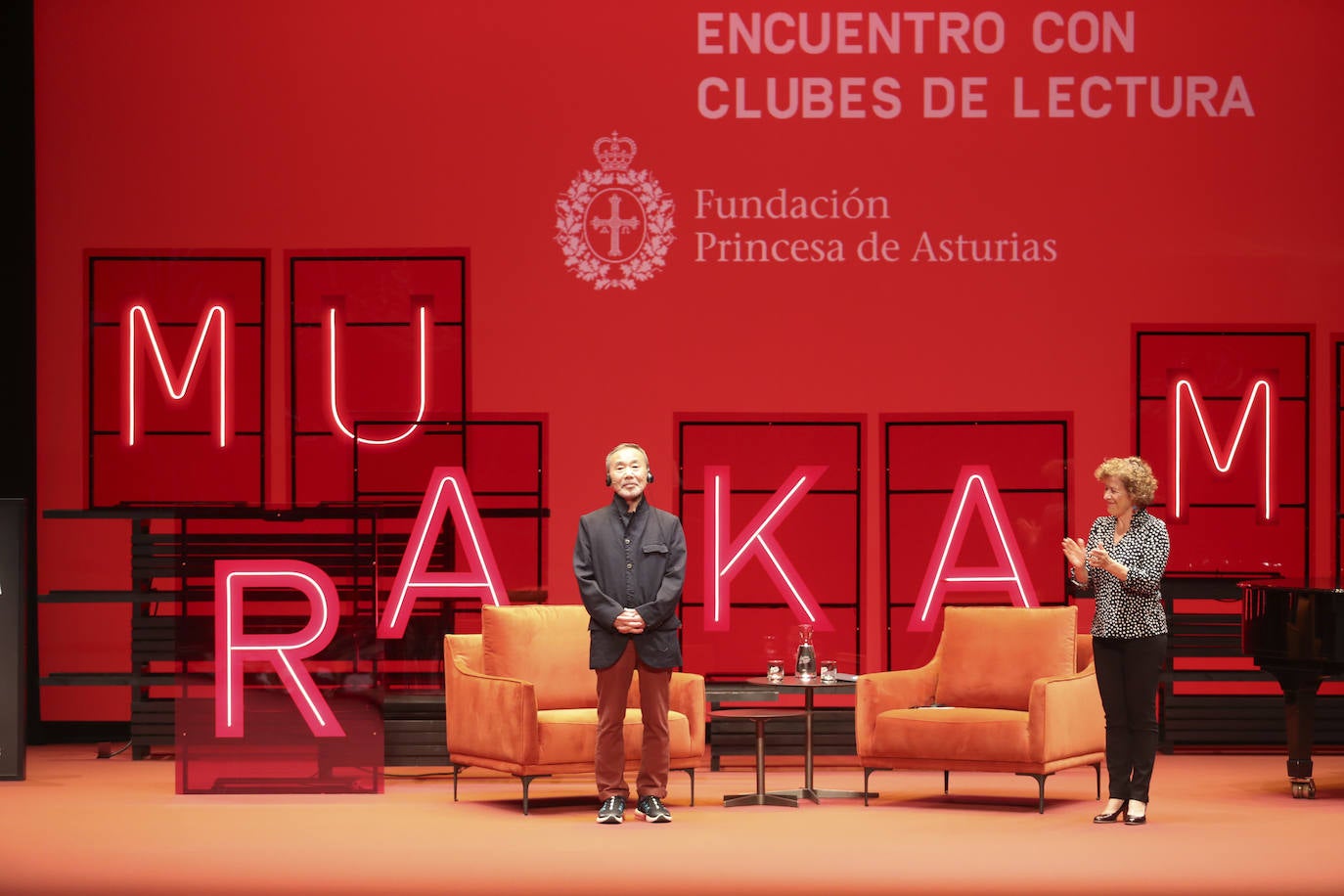 El encuentro en Gijón de Haruki Murakami con clubes de lectura, en fotos