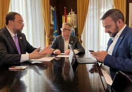 Adrián Barbón, Aníbal Vázquez y Manuel Ángel Álvarez, ayer, en el Ayuntamiento mierense.