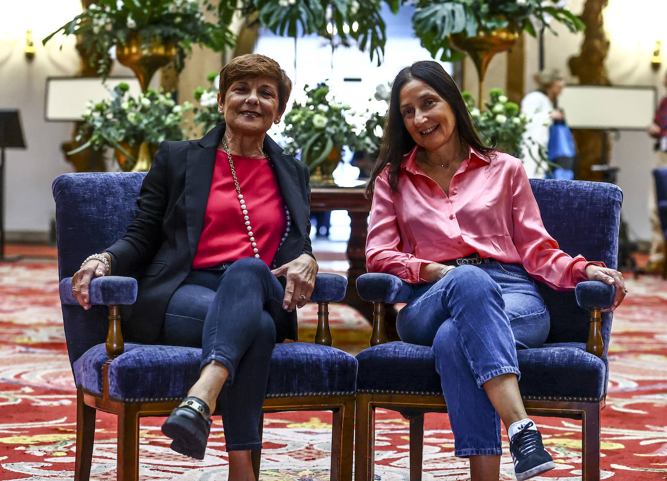 Maria Ordine y Rosalia Broccolo, hermana y viuda de Nuccio Ordine, en el hall del Reconquista.