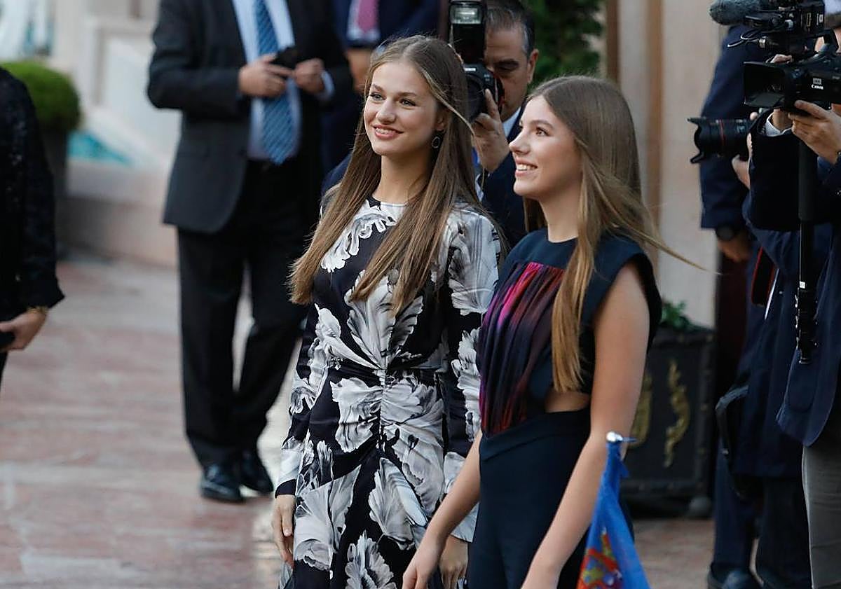 Imagen principal - Estilismos reales con el rosa haciendo un guiño al día contra el cáncer de mama