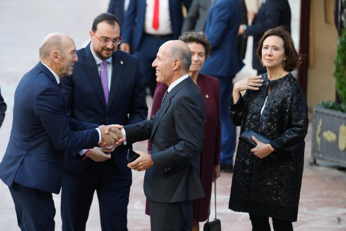 Gran expectación en Oviedo por la llegada de la Familia Real