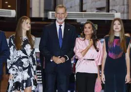La princesa Leonor, el rey Felipe VI, la reina Letizia y la infanta Sofía posan antes del concierto previo a los Premios Princesa de Asturias 2023.