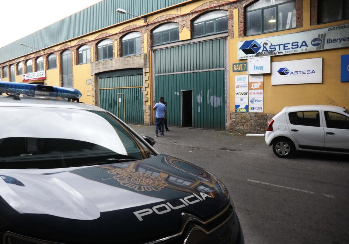 Agentes de la policía en la nave en el que se produjo la agresión.